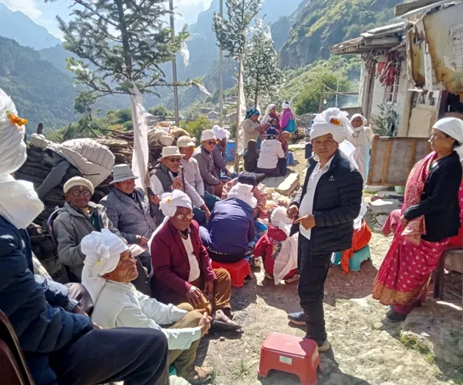 Garbyang Village गर्ब्यांग गांव में शनिवार को धार्मिंग आयोजन के दौरान जुटे ग्रामीण। सौ. सरपंच (2)
